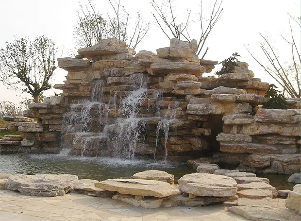 这是华翰四季花园的门前景观,看看吧,叠石内要有洞,又分暗洞和明洞.每