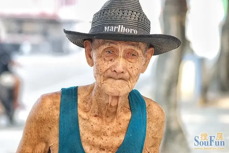 看了让人心疼的90岁乞讨老人