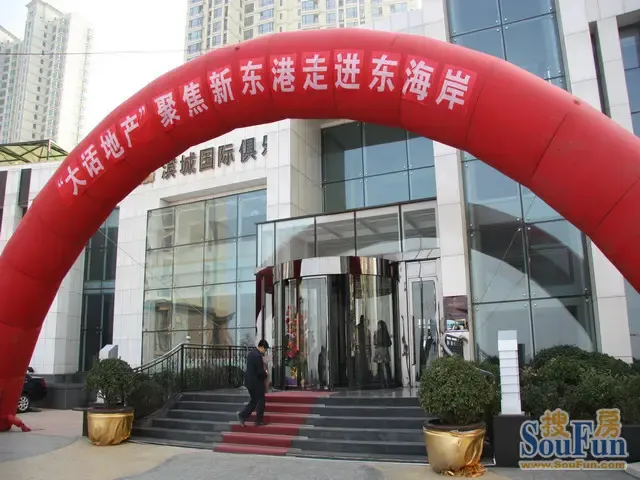 东海岸的售楼处门口红红的拱门欢迎着众位嘉宾!