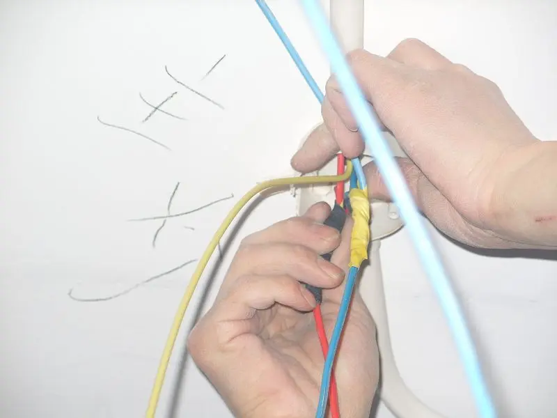 电线接头先包一层黄色防水胶布,再包一层黑色绝缘胶布