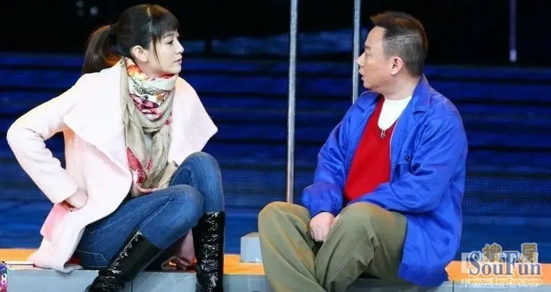 2011春晚 李小冉小品《午夜电话亭》大衣,手机链!