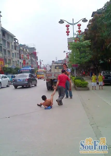 555,太恐怖了!衣服扒光当街被打.家庭暴力何时休?