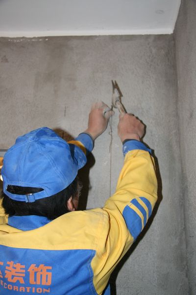 (铺砖前做标筋,挂线,目的确定瓷砖平整度和垂直度)