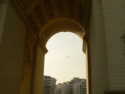 在回去的路上等待去莘庄的康城班车时菜刀拍的照片,一个类似凯旋门的