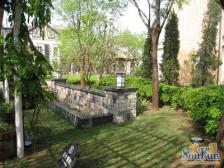 一手满五年,前后花园50平,新装带车位,配套齐全!