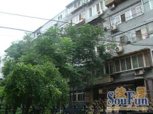 房子所在楼栋是2003年建成的,楼龄新,单独管理