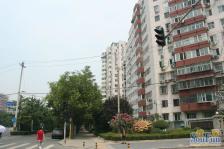 惠新西街南口地铁站,一层南北通透