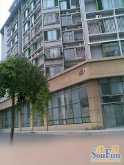 金宝街东西朝向三居,按商品房管理满5年一住房,业主诚心卖房。