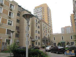 官园·国英园四居室中间位置,前后不临街南北通透,诚心出售