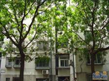 房子是朝西向一居室中间楼层西侧正看小区花园
