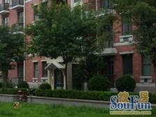 此小区2010年交的房,多层带电梯洋房,物业费低,