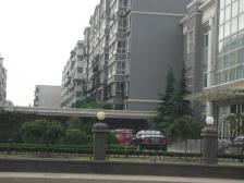 一楼带小院 南北卧,位于小清河南侧