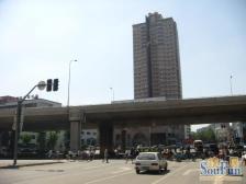 天桥区二号线地铁口旁边名人时代大厦的房子