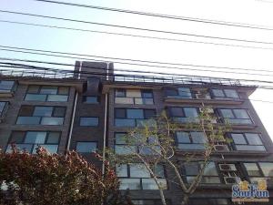 带电梯板楼一梯两户封闭式管理人车分流