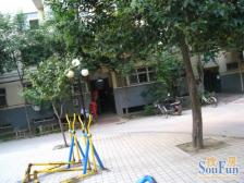 公园边商城路熊儿河畔,1层出入方便,诚心出售