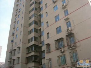 满五年低楼层,精装修拎包入住临地铁出行方