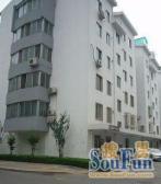 卧龙小区南北通透精装三居室,上户型采光非常好,阳台可观景鸟巢