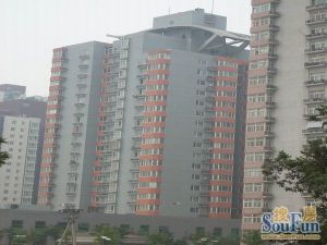 政法小区东北两居室,大阳台集中供暖,业主能免费停车