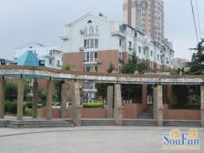 绿波封闭小区中间楼层两室通厅精装诚心出售