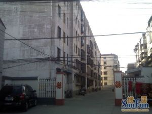 该小区为老小区,居住居民成熟,适合各年龄段的人。