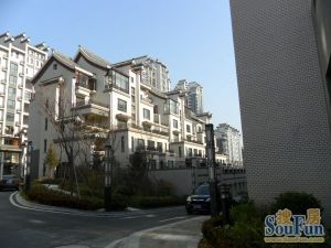 蓝天下精装修采光好拎包入住出行方便