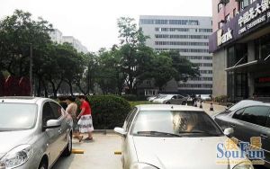 车公庄地铁站旁2000年后物华大厦小区