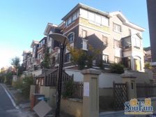 旅游路旁 联排别墅 南院50平 精装修 位置安静 有车库