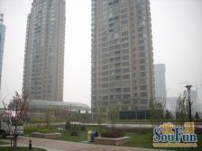 07年小区 空中花园人车分流 与东港一路相隔近地铁