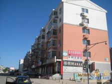 檀城家园。非顶三居室。简装拎包住