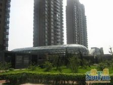 07年小区 空中花园人车分流 与东港一路相隔近地铁