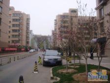 丰侨公寓精装朝西一居室,观景小区内花园。