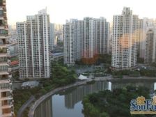 满五年税费少,阳光好到炸裂,阳台很大,安静居住舒适