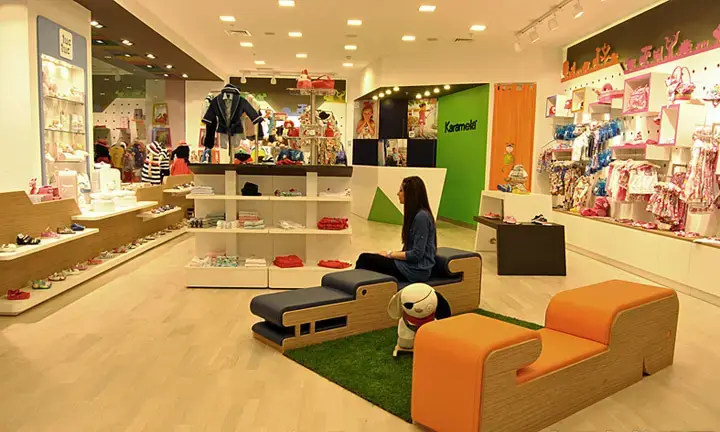 现代时尚童装店装修效果图