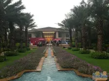 此房满两年,户型方正,带车位,花园,空调