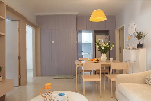 搭配简单的颜色 突出房屋的空间感,增加储物空间,让小户型也变得