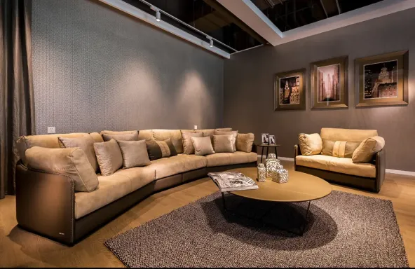 沙发为全手工制成,用的是珍贵的全粒面牛皮