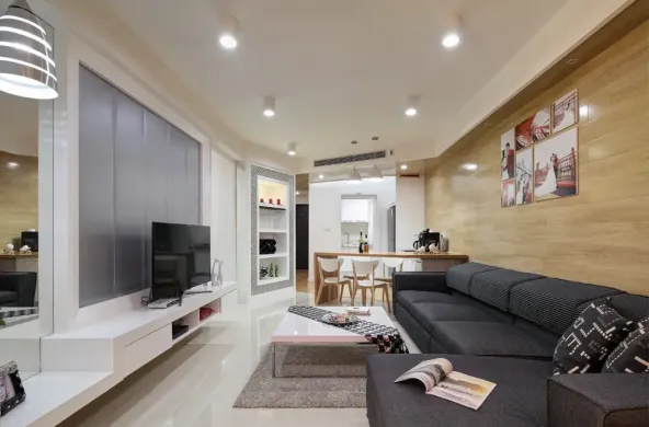 首先,设计师对房屋的结构做了一些改造,去除了部分墙体,使整个空间看