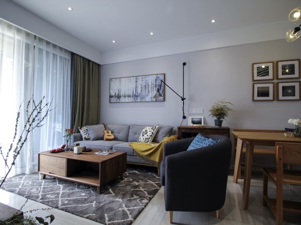 客厅胡桃木家具,浅灰色乳胶漆搭配不同的绿植,让客厅充满春暖花开的