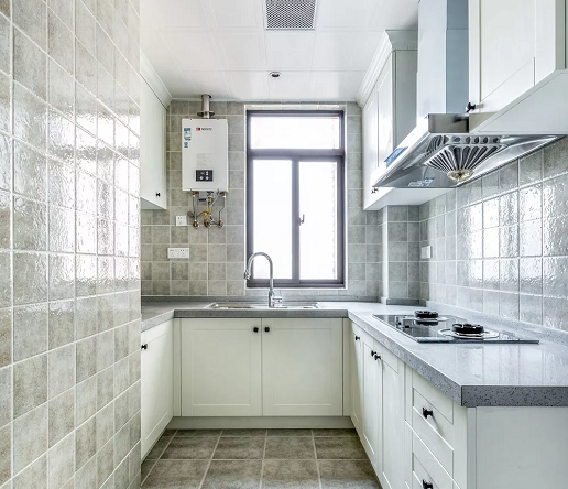 厨房整体通铺浅色系仿古瓷砖,搭配白色定制橱柜,干净明亮的同时又有