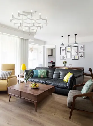与原木色地板结合,素雅胡桃木色家具,灰蓝色真皮沙发呼应烟灰色的吊灯