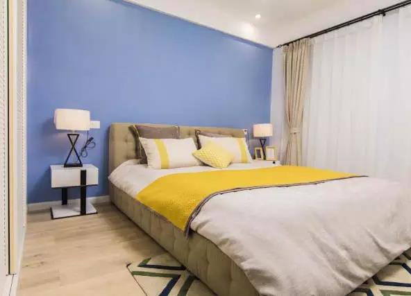 主卧素色窗帘,布艺床头,简洁造型的床头灯搭配静谧的蓝色墙壁,整洁