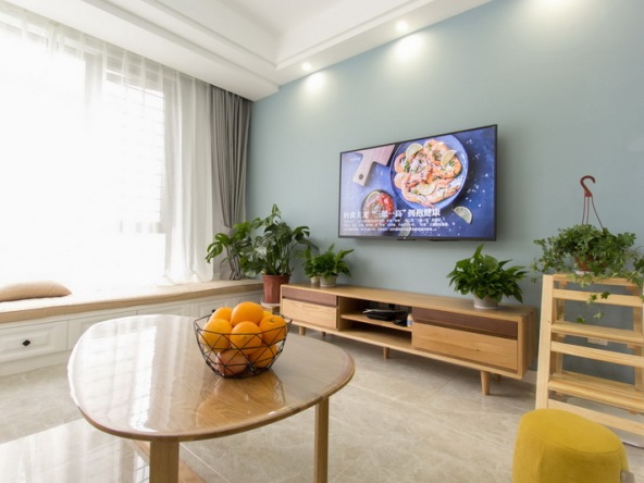 灰绿色的沙发背景墙和蓝灰色的电视背景墙,大面积饱和度低的色彩,反而