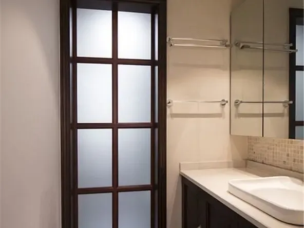 卫生间以纯粹的大白墙打底,突显出木色的沉厚,用于风格上的呼应;盥洗