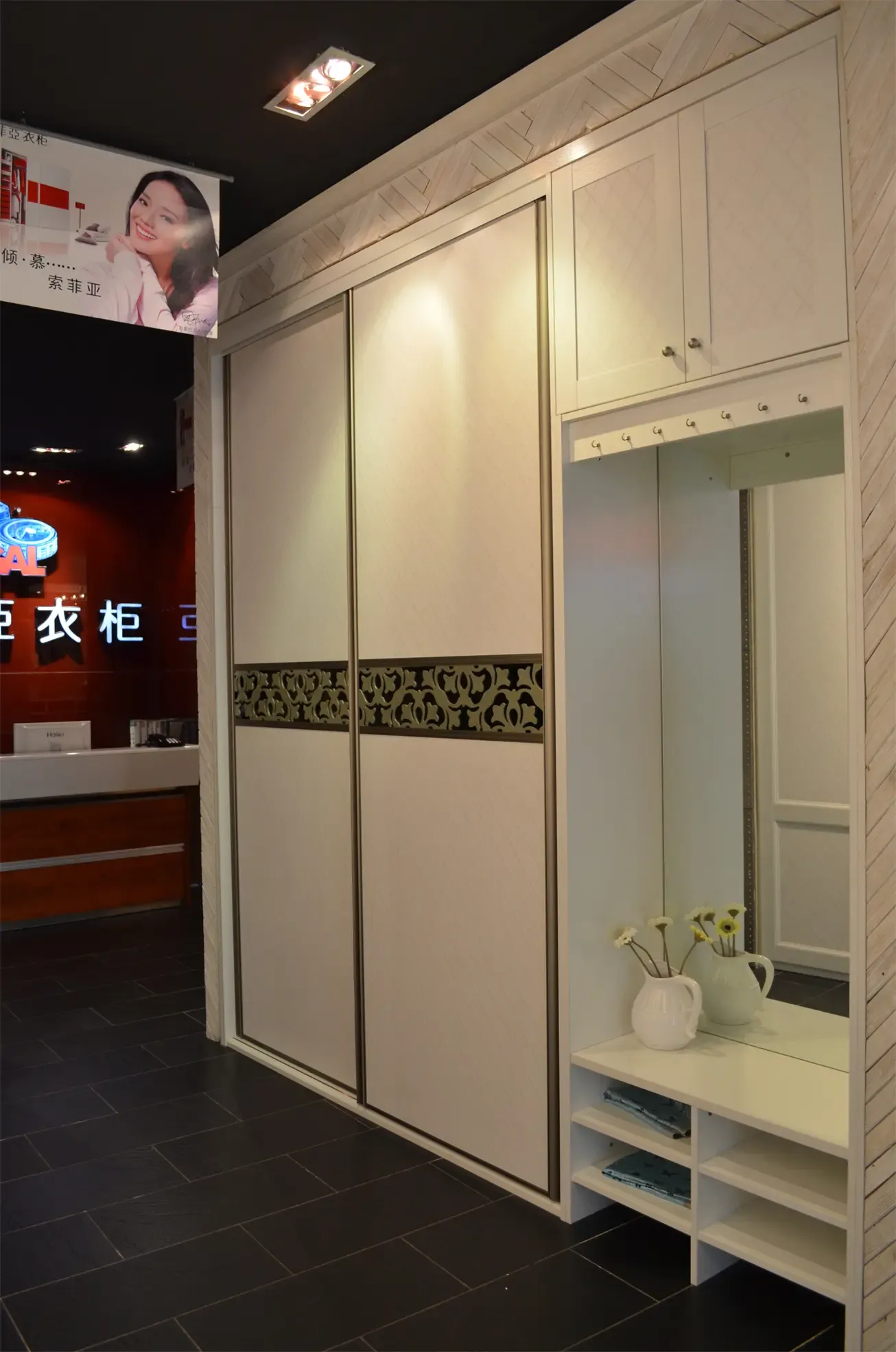 索菲亚卡昂皮纹系列衣柜推拉门