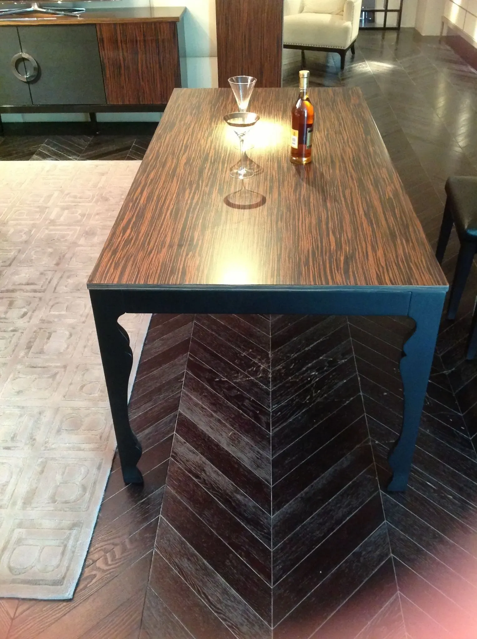 博洛尼当空舞系列餐桌