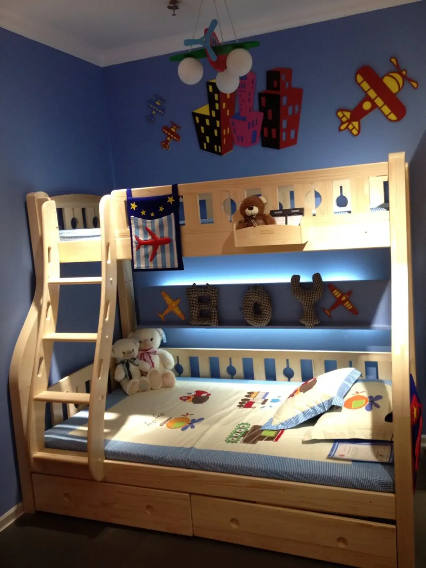 深圳市森堡家俬有限公司创立于2001年3月,是一家专业从事青少年儿童