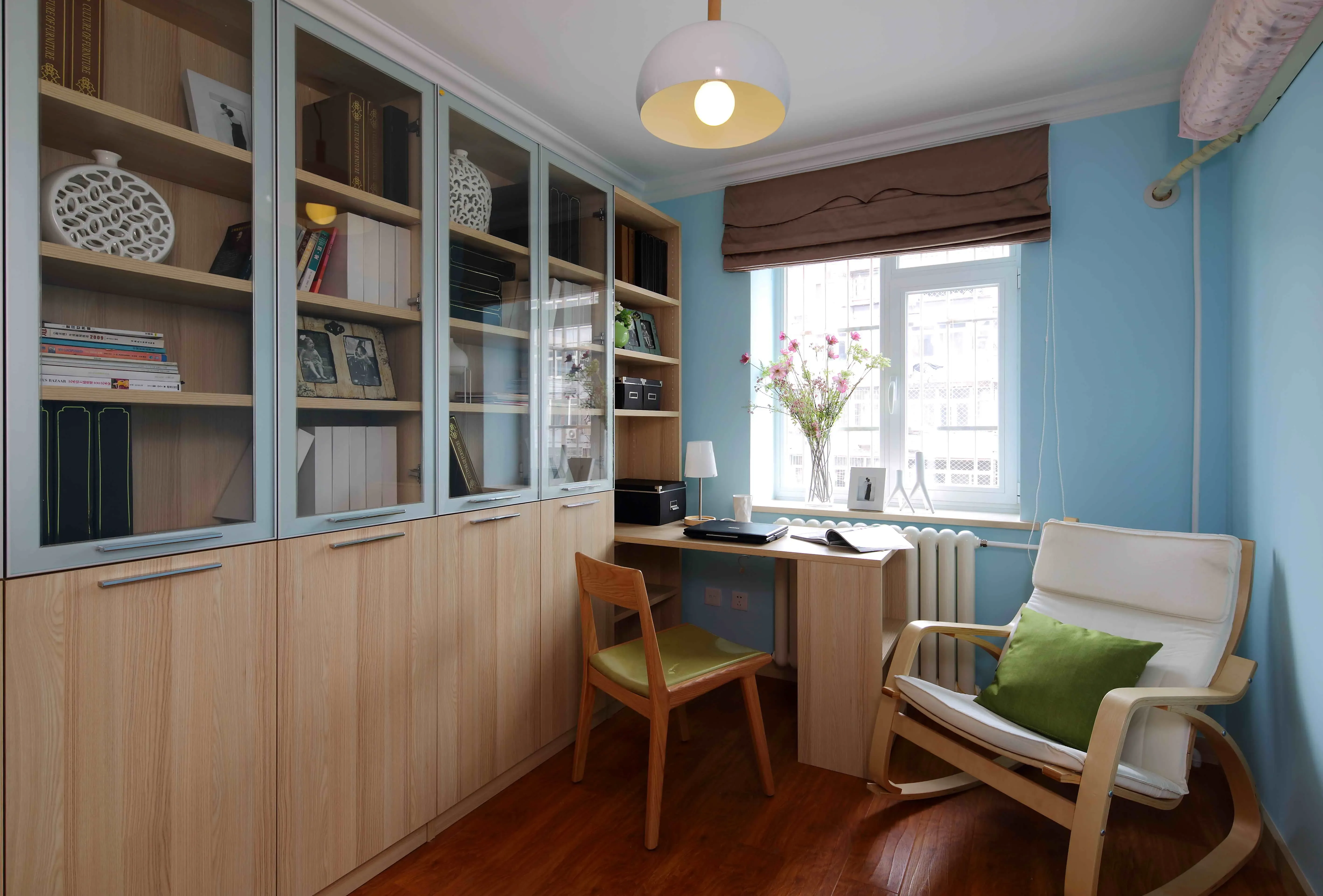 淡雅蓝色将书房的沉闷气息一扫而光,将书桌搬到窗边,木制麻包摇椅,整
