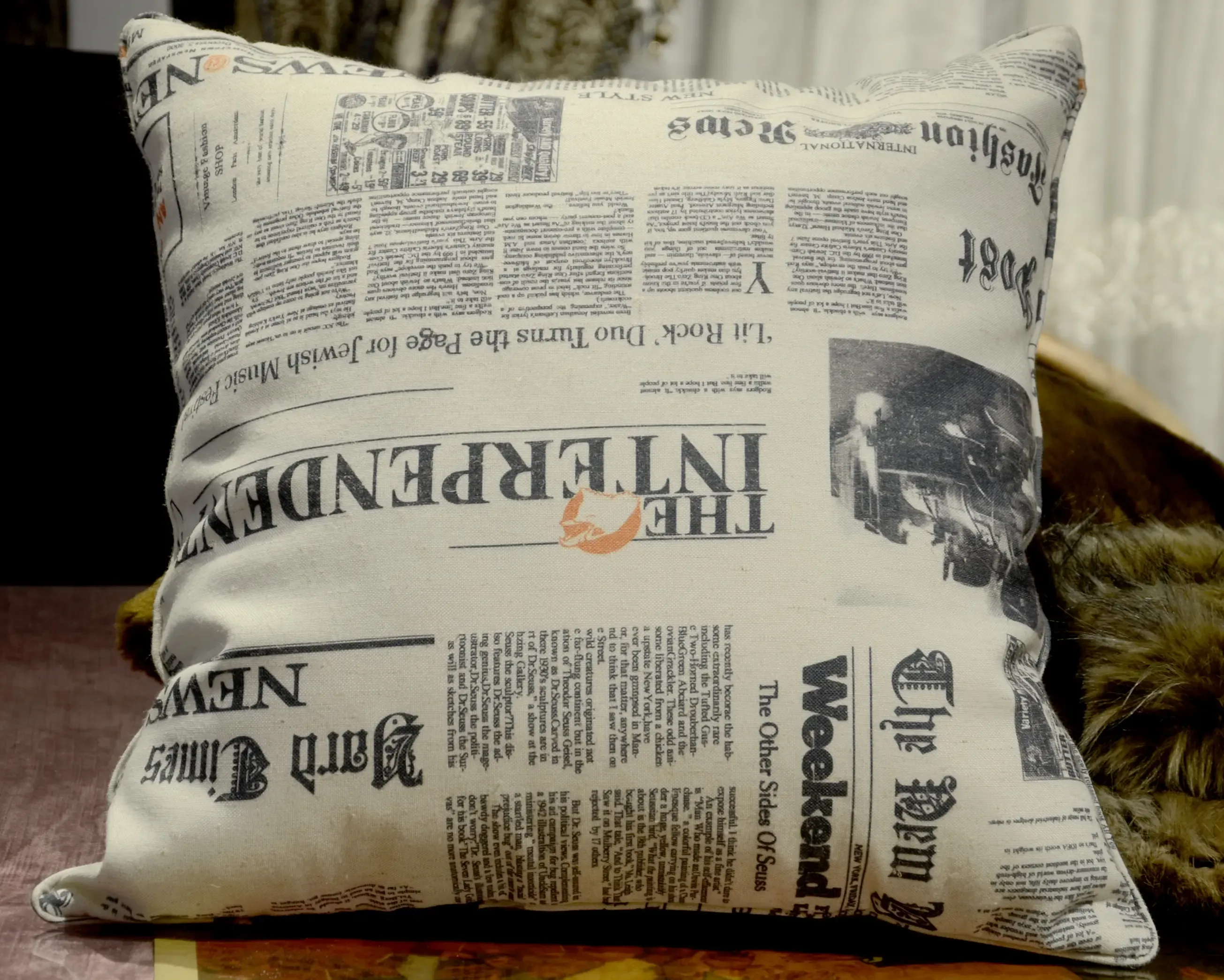 英文报纸纹案 黑白高级纯棉贴身 吊丝专用抱垫 抱枕含顶级芯