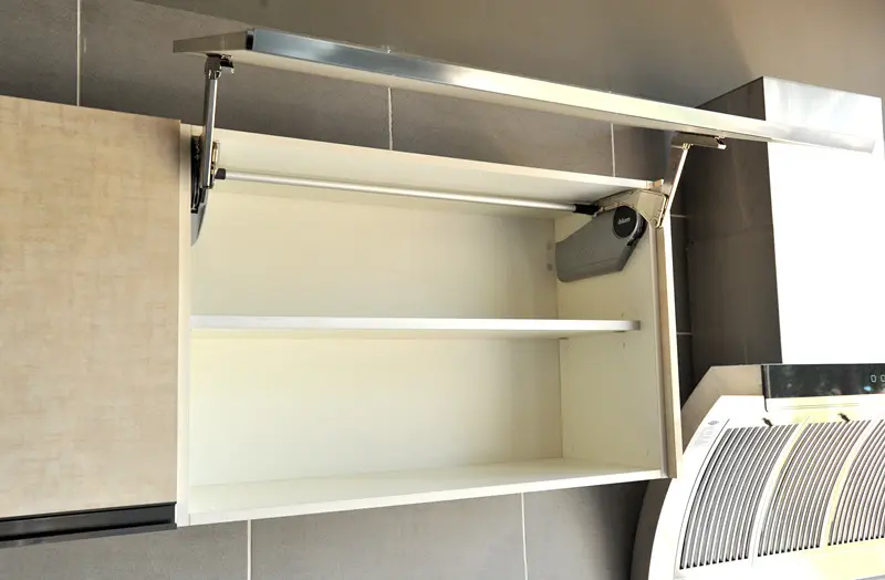 吊柜采用奥地利blum上翻斜移门支撑,关闭轻柔,任意定位,同时避免磕碰