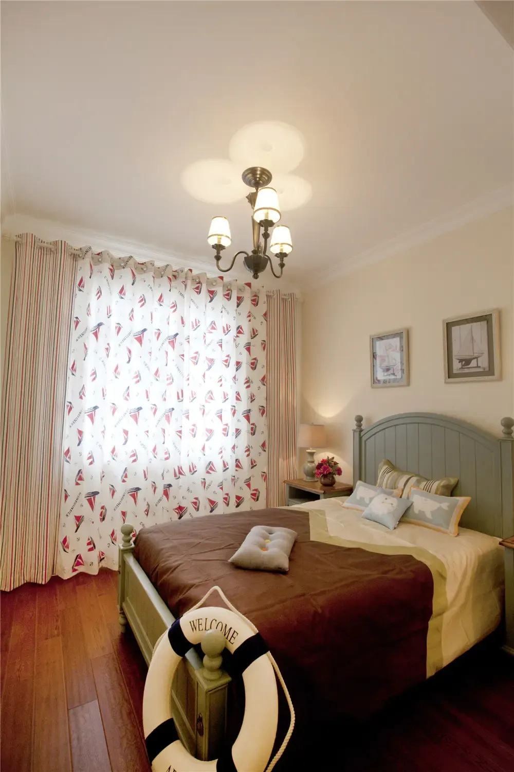 美式田园风格的卧室布置较为温馨.